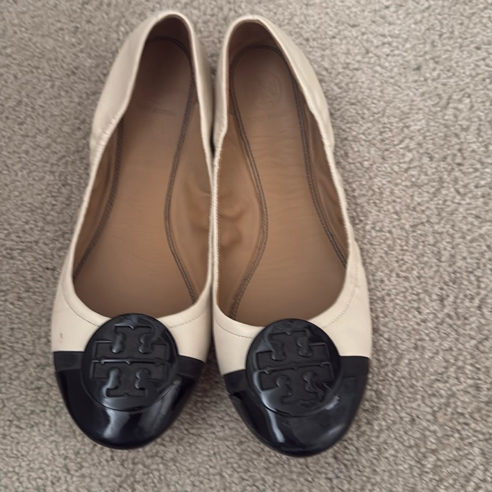 Tory Burch flats in creme and patent black size 9.5
